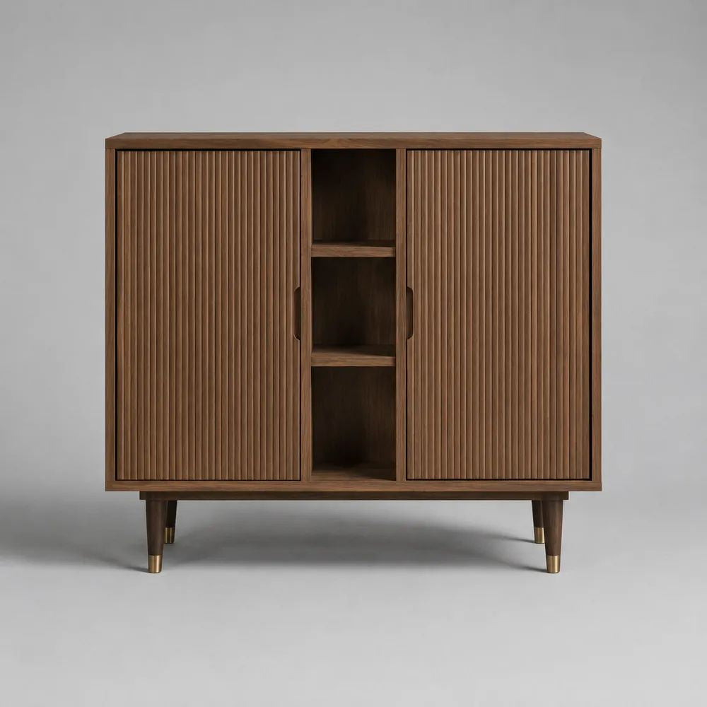 Credenza alta in MDF impiallacciato noce marrone e metallo color ottone con 2 ante scorrevoli scanalate e 3 vani aperti, 120 x 40 x 100 cm