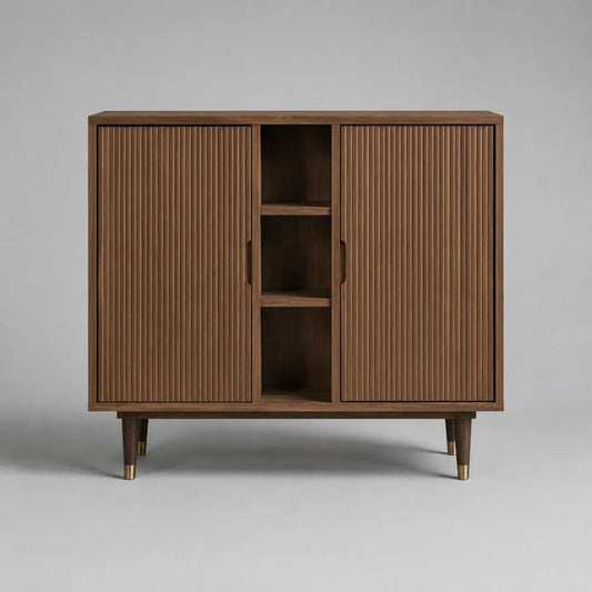 Credenza alta in MDF impiallacciato noce marrone e metallo color ottone con 2 ante scorrevoli scanalate e 3 vani aperti, 120 x 40 x 100 cm