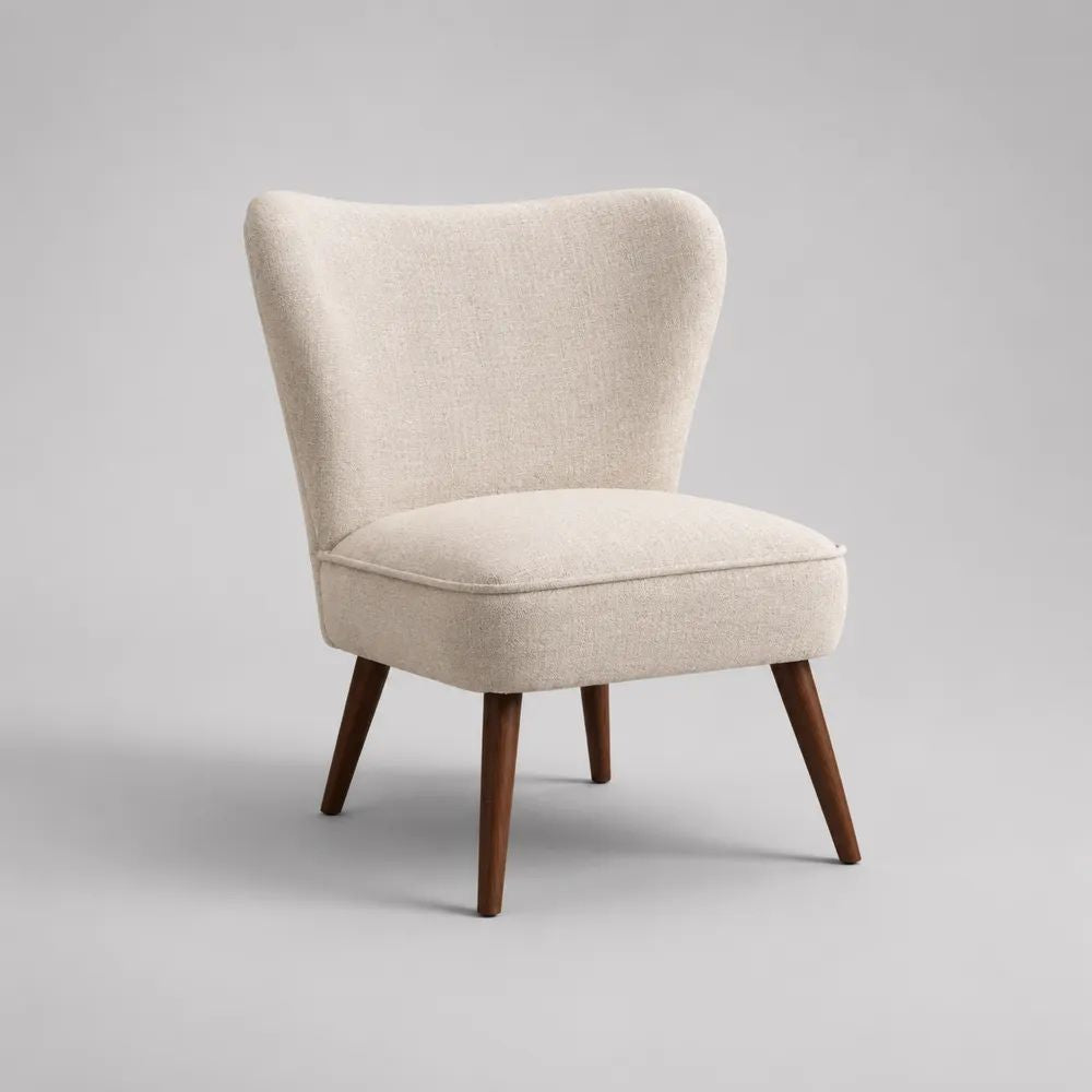 Poltrona imbottita in tessuto crema con schienale avvolgente e gambe in legno, 70 × 75 × 84 cm